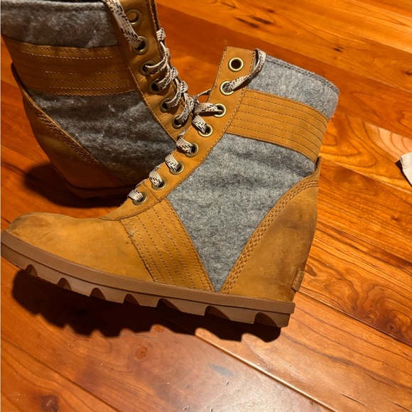 Sorel Lexie Wedge Tan and Gray Lace Up Boots - Picture 7 of 12